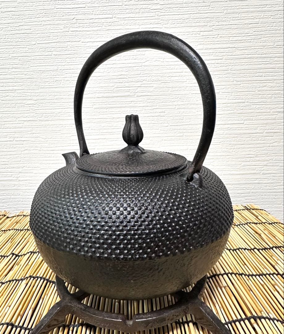 未使用品、長期保管品　南部利祥銘造 １５型アラレ 南部鉄瓶　南部鉄器　鉄瓶