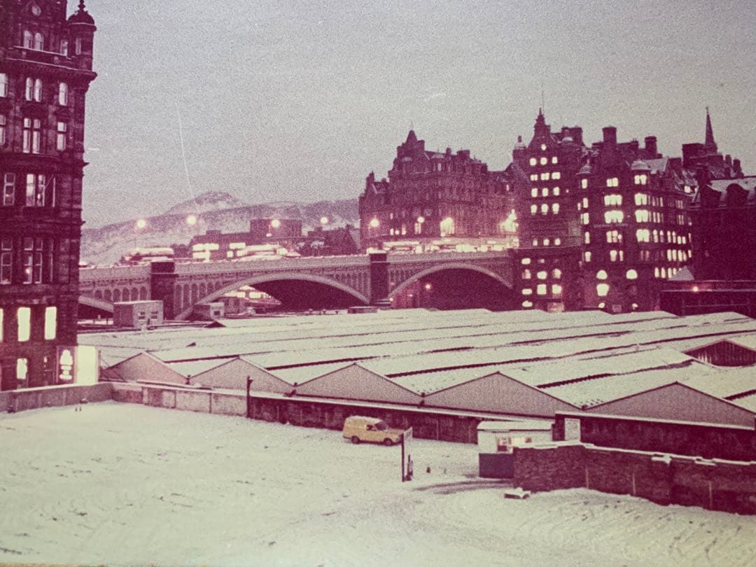 1979年冬夕暮れエディンバラNewTownからOldTownを望む