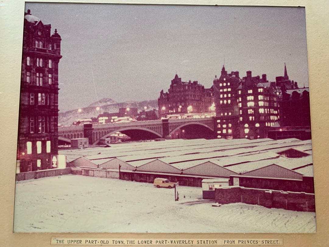 1979年冬夕暮れエディンバラNewTownからOldTownを望む