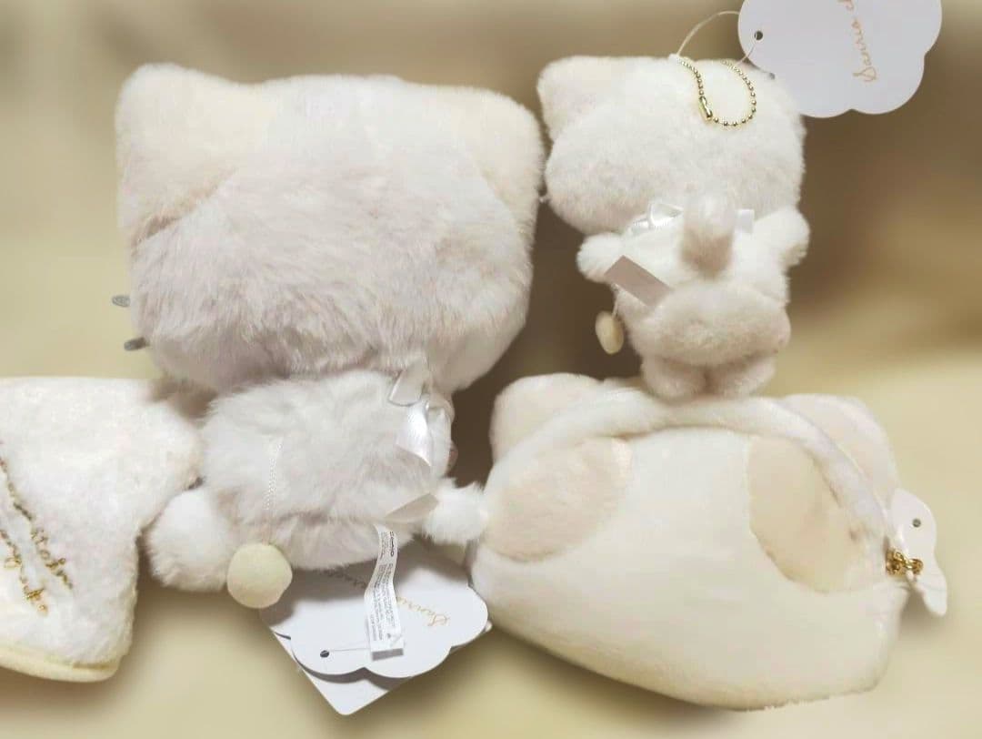 マシュマロみたいなふわふわにゃんこ　ぬいぐるみ　マスコットチャーム　ポーチ　３点