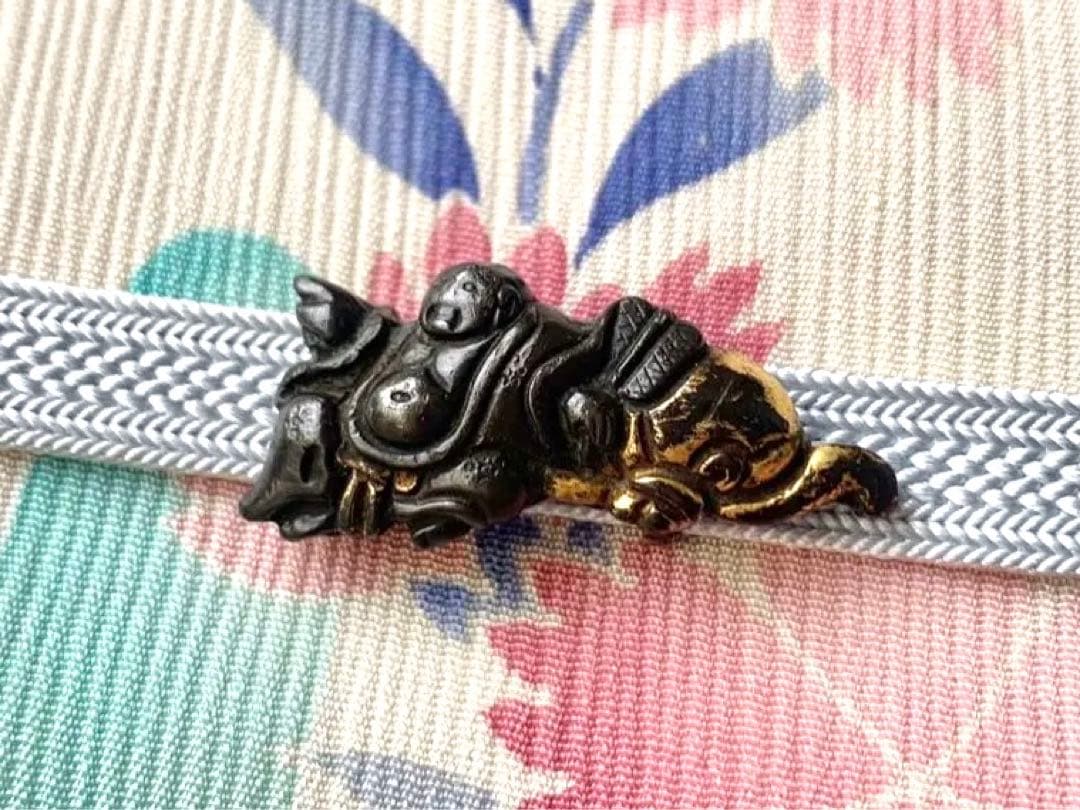 金工　帯留め　アンティーク　布袋尊　彫金　七福神　目貫　前金具