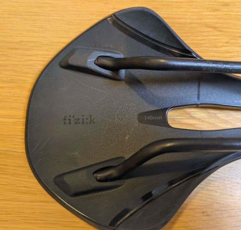 fizik VENTO ANTARES R5 サドル 黒
