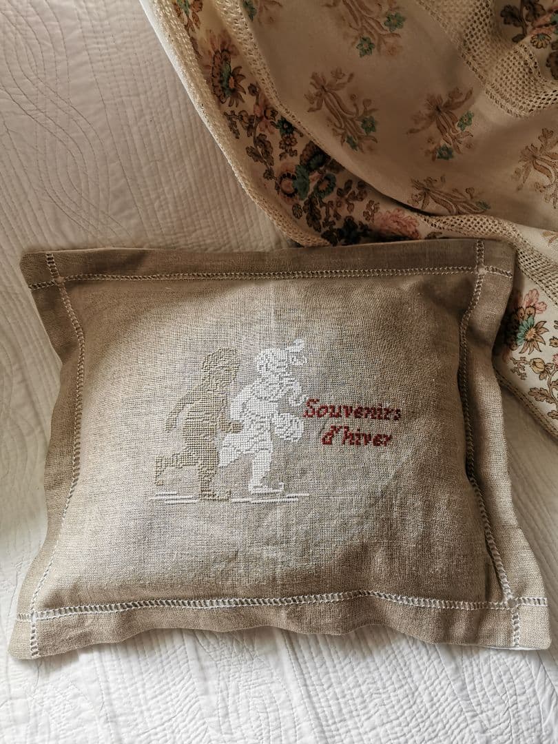アンティークフランス ホームスパンリネン＆プチポワン子供冬遊び刺繍 クッション