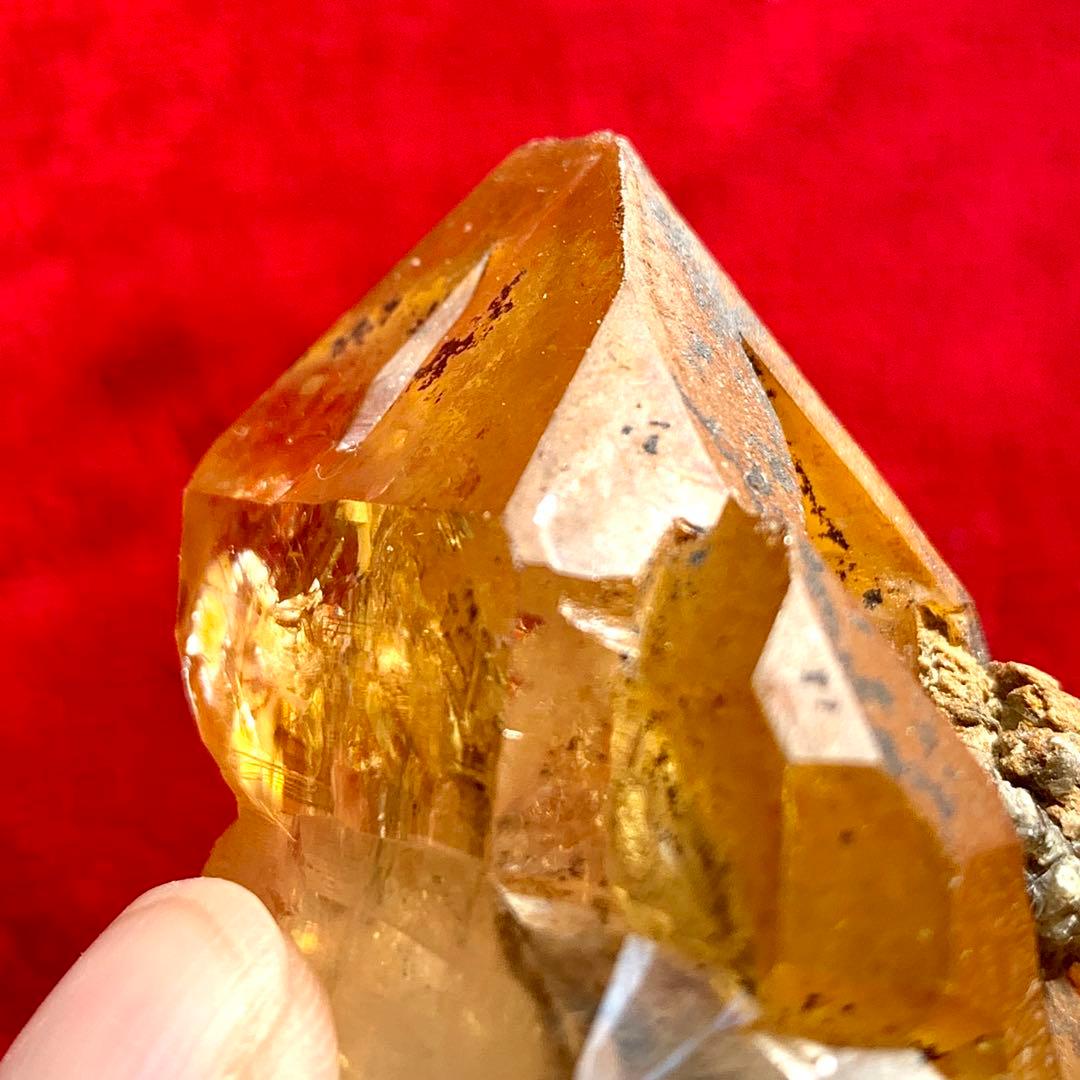 珍品！酸化鉄の被膜により黄色い巨大フェンスタークォーツ