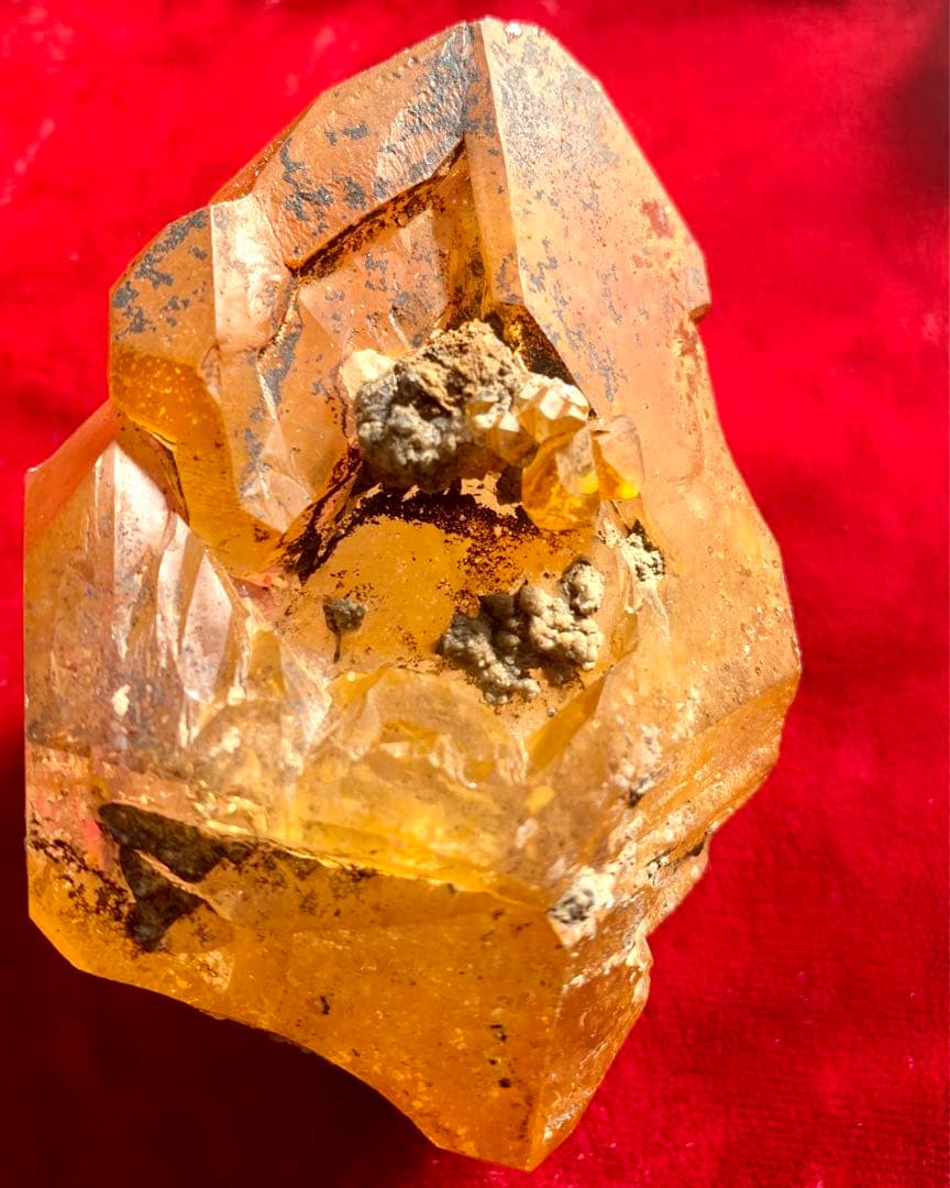 珍品！酸化鉄の被膜により黄色い巨大フェンスタークォーツ