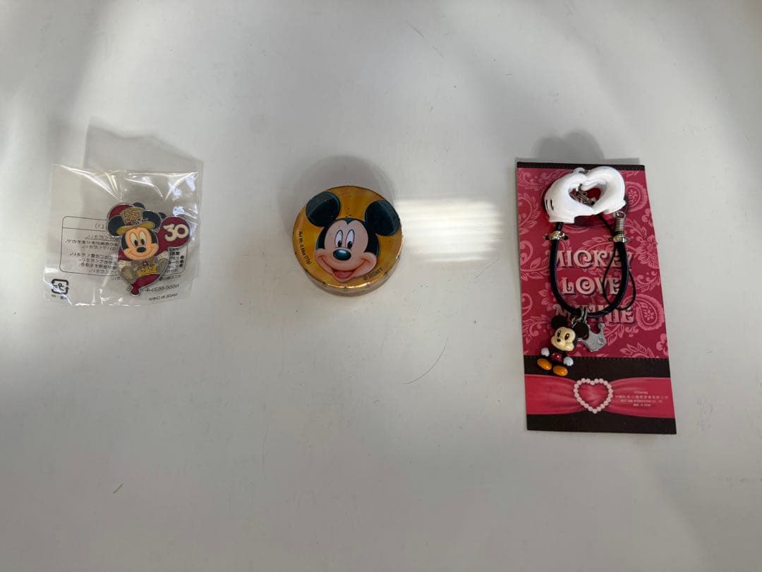 ディズニー　バッチ　缶　キーホルダー