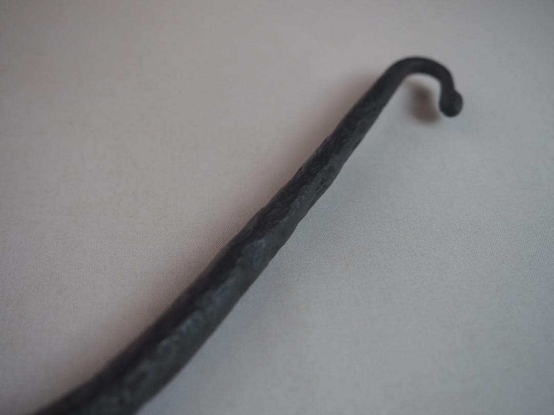 3代高木治郎兵衛造『鉄木瓜形釜釣』（共箱）