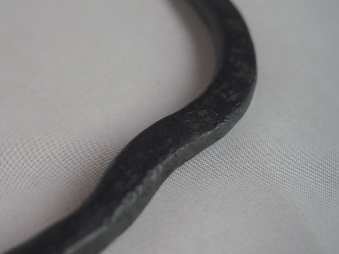 3代高木治郎兵衛造『鉄木瓜形釜釣』（共箱）