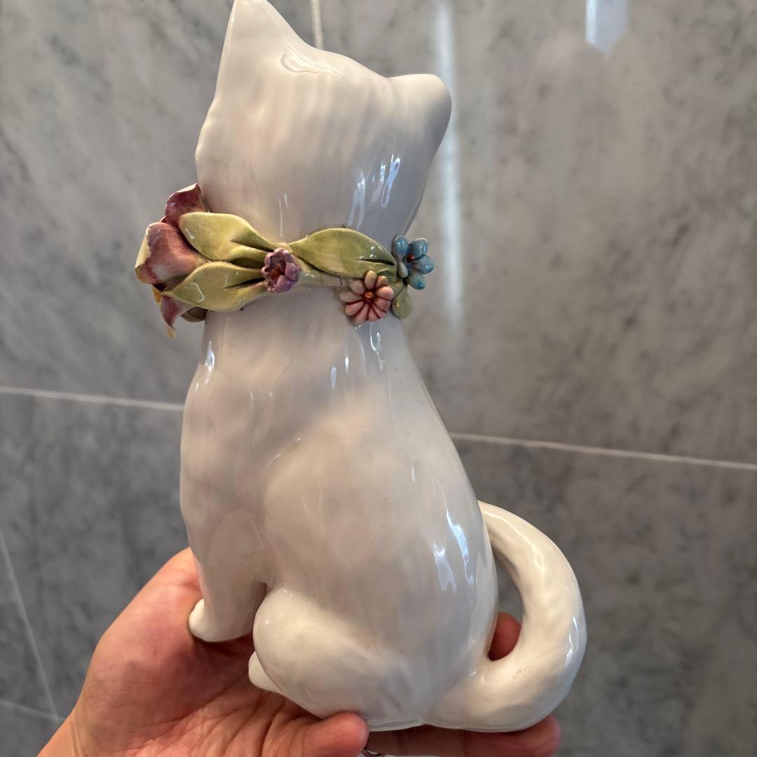 イタリアヴィンテージ手描きの瞳や首輪のお花が芸術的な白猫ちゃんの陶器