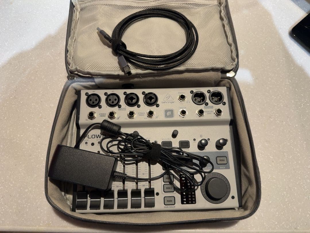 Behringer FLOW 8 デジタルオーディオインターフェイス