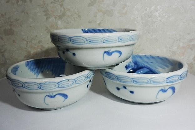 古伊万里染付「柳に帆掛舟図、渦巻蝙蝠文」小鉢３客（平均　Ｄ１６ｃｍ、Ｗ６００ｇ）