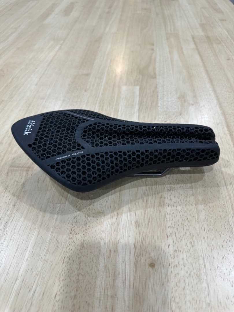 ( フィジーク ) サドル AERIS LD R3 ADAPTIVE KIUM