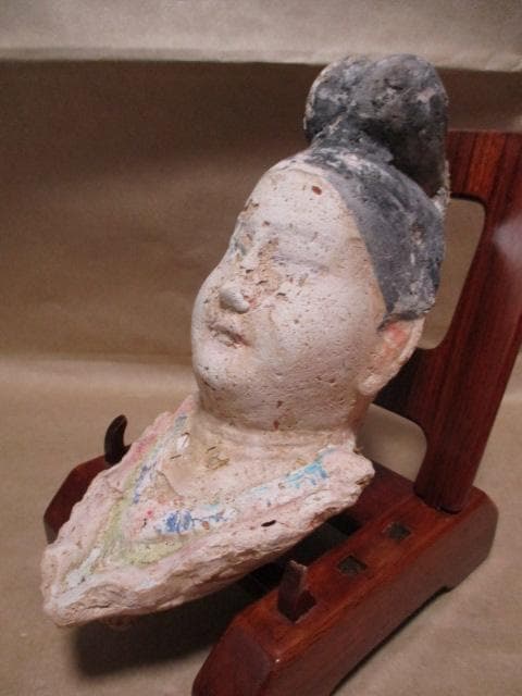 塑像女子俑頭部　Q19-1