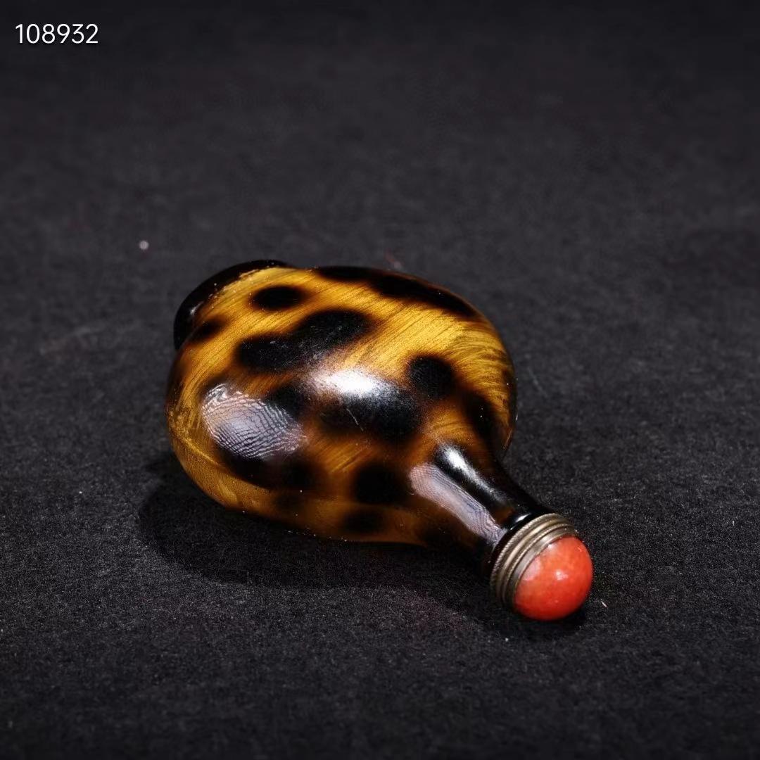 中国古美術・旧蔵收・玳瑁製の鼻煙壺・案頭・置物・文房具・根付・装身具