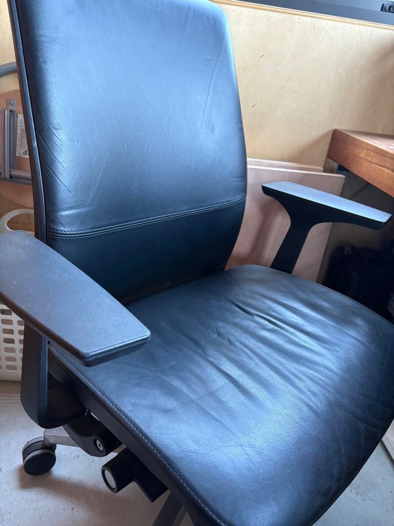 ② Steelcase オフィスチェア 黒 レザー　希少　旧モデル　美品　4脚有