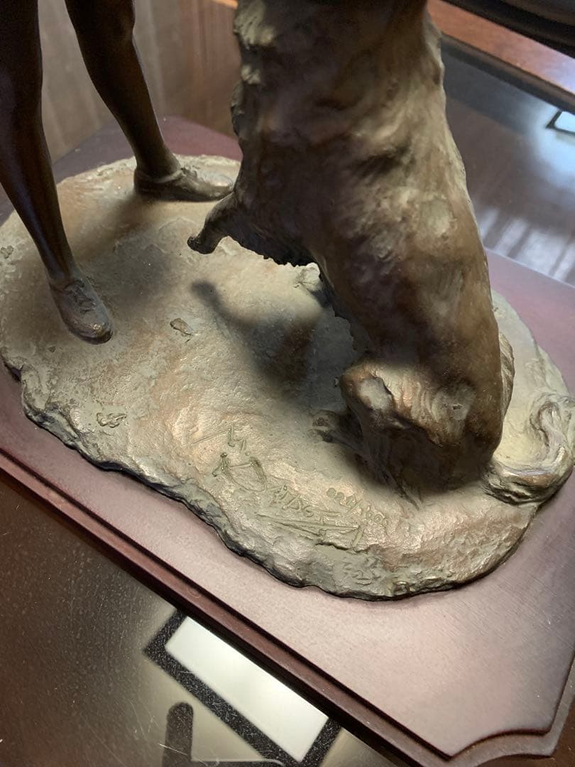 子供と犬のブロンズ彫刻