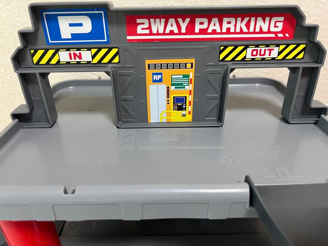 2WAYでなが～くあそべる はじめてトミカ ちゅうしゃじょうセット　車8台