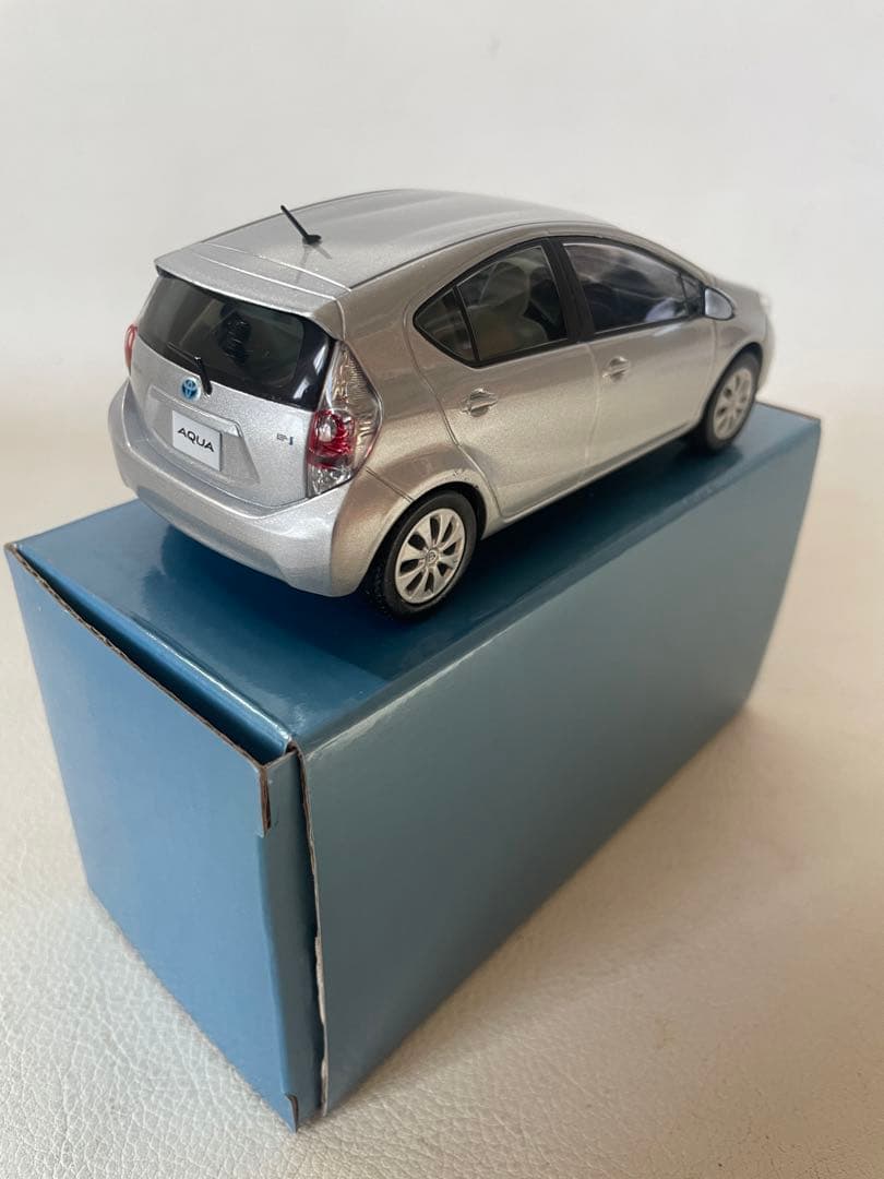 トヨタ アクア NHP10 前期 ミニカー ③ 1F7 シルバーメタリック
