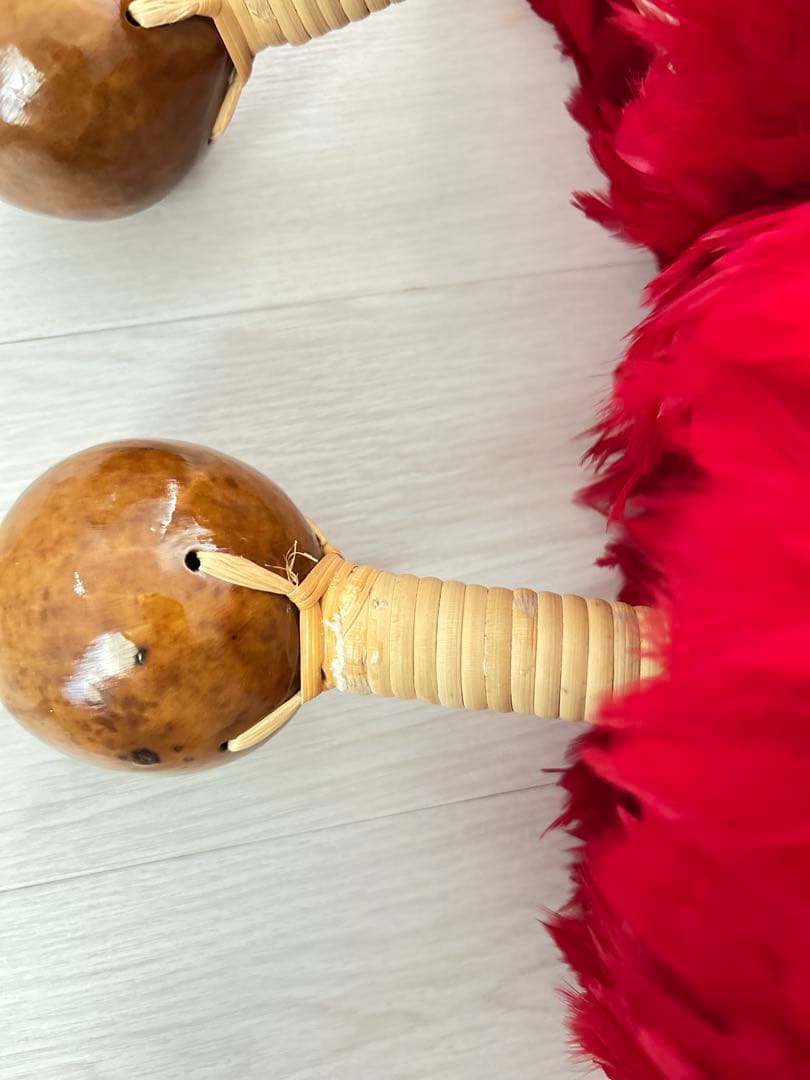 ウリウリ　フラダンス　タヒチアン　羽　黄色　赤　マラカス　楽器　ハワイ　一体型