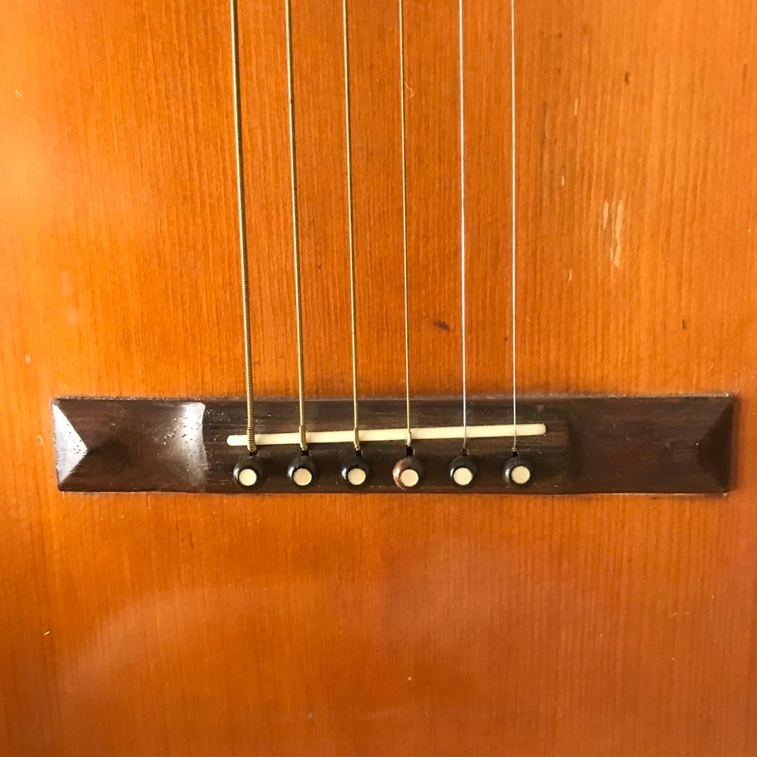 小さめのギター　HOWARD E.B.GUILD