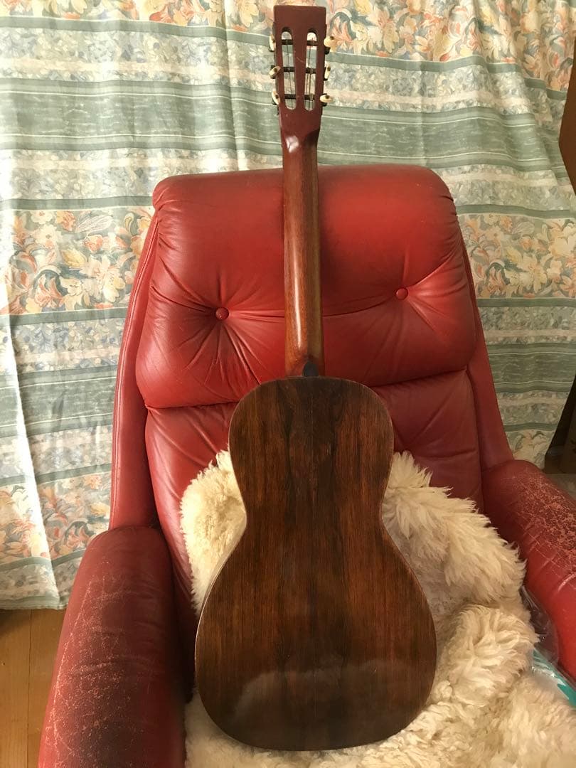 小さめのギター　HOWARD E.B.GUILD