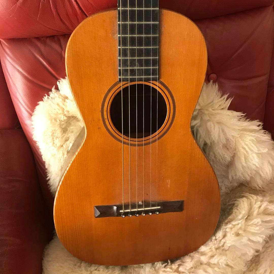 小さめのギター　HOWARD E.B.GUILD