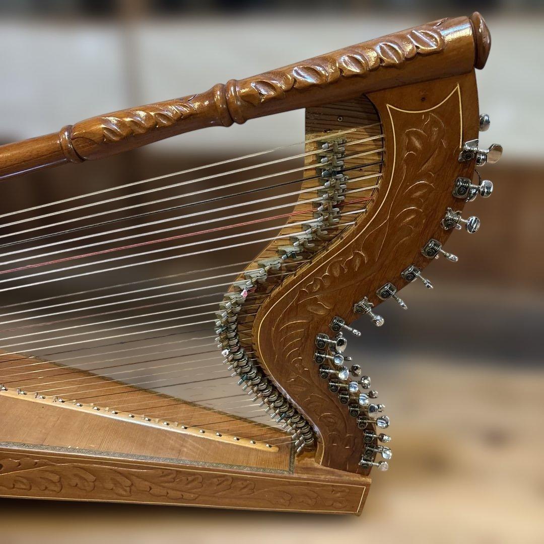 アルパ半音階レバー付き木製ハープ 複数弦 彫刻入り