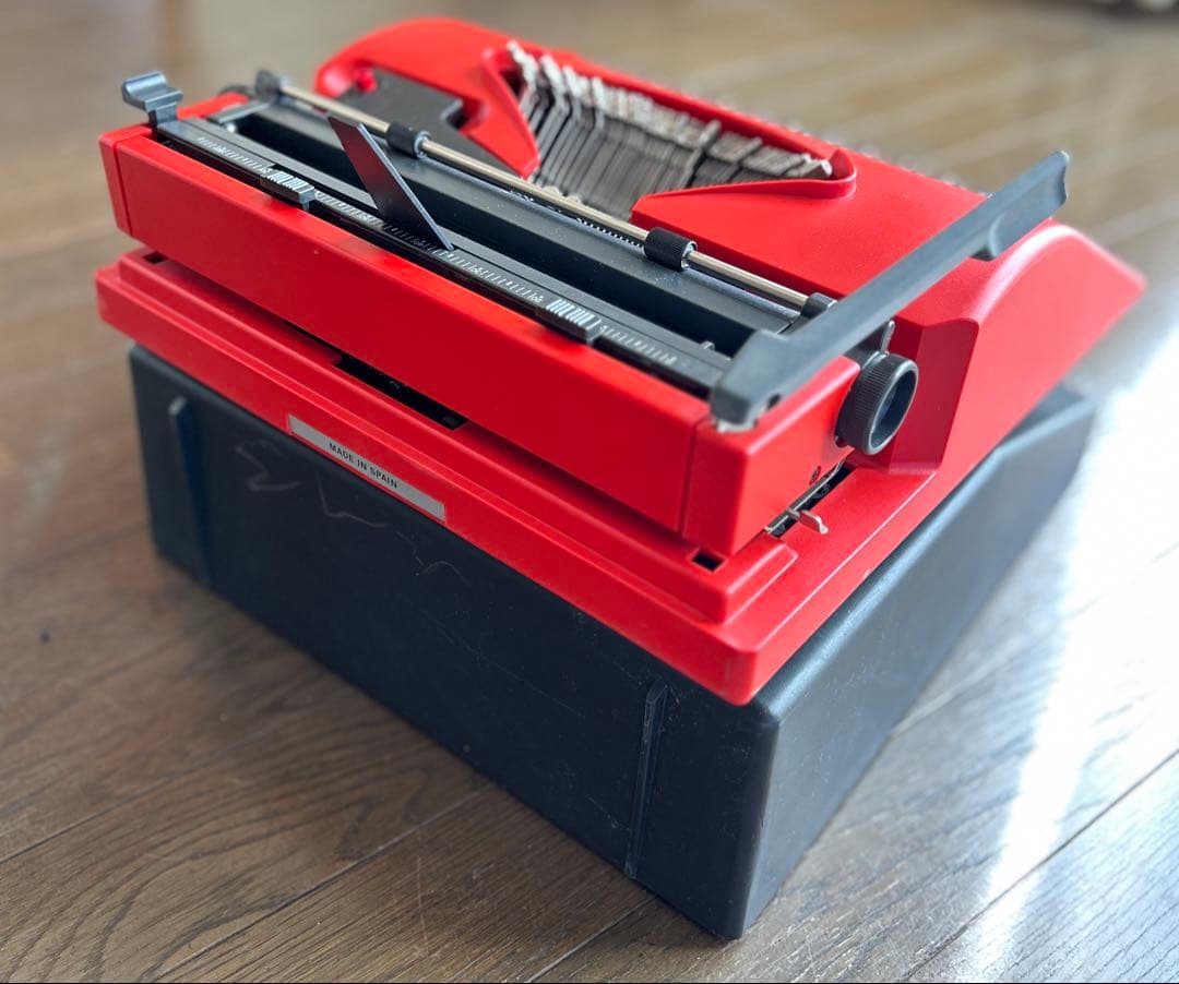 Olivetti 112タイプライター 赤
