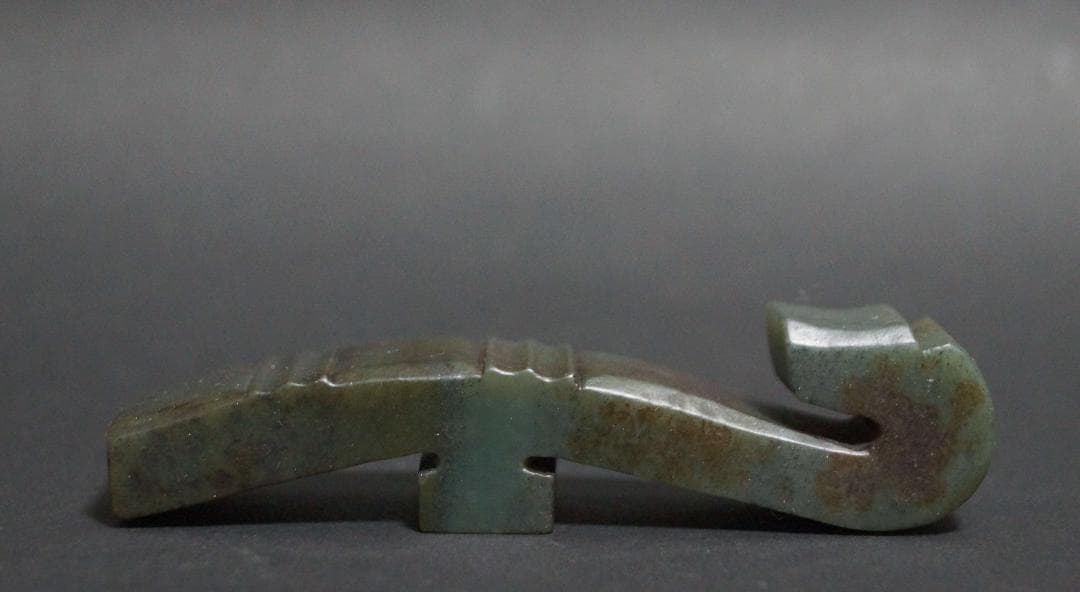 古代 和田玉(ホータン)細工彫り古代龍首帯勾 根付 緒締玉 提げ物 装飾品 置物