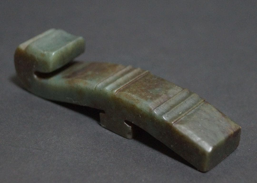 古代 和田玉(ホータン)細工彫り古代龍首帯勾 根付 緒締玉 提げ物 装飾品 置物
