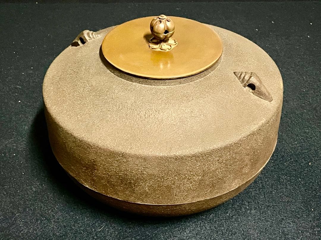 「祖」 釜師 紹栄 貝釻付 張肩釜 炉釜 共箱 茶道具 (121あ)