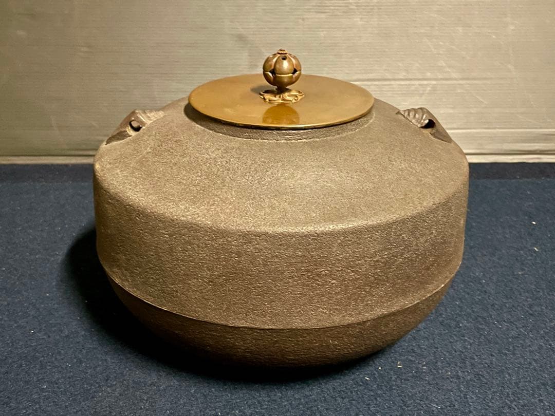 「祖」 釜師 紹栄 貝釻付 張肩釜 炉釜 共箱 茶道具 (121あ)