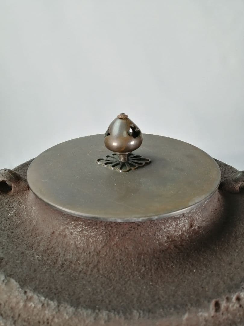 【茶事具】釜師聲鉄　織部筋釜　茶釜　釜386