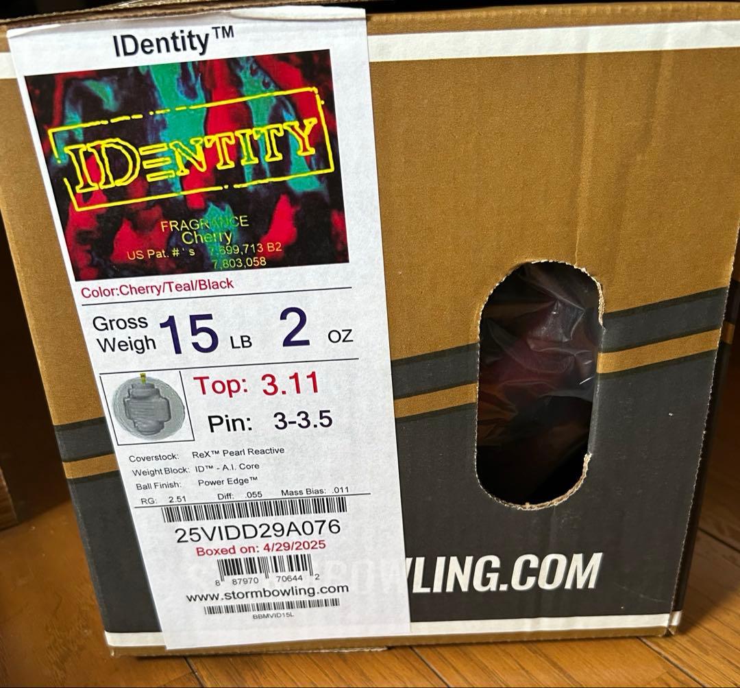 STORM IDENTITY ボウリングボール 15ポンド　サムレス
