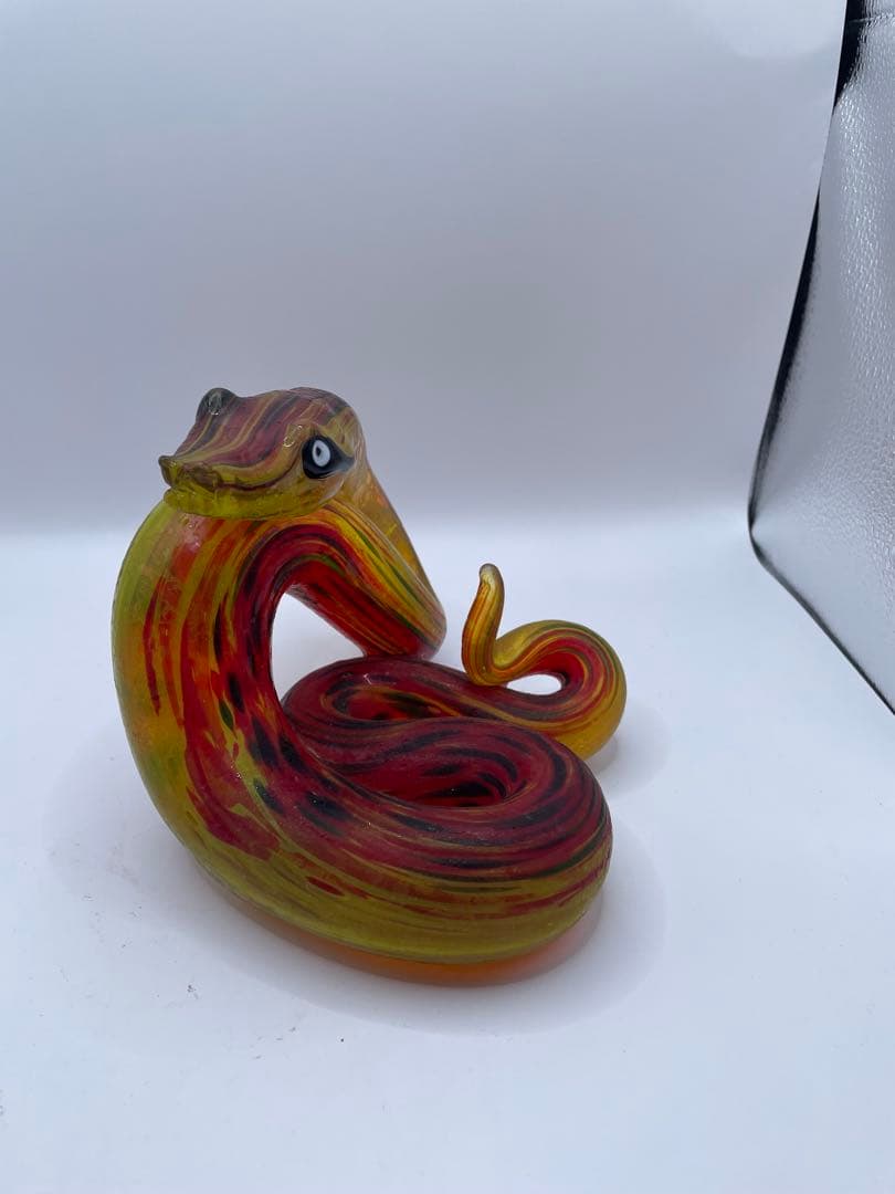 蛇の形状 ガラスアート 赤黄