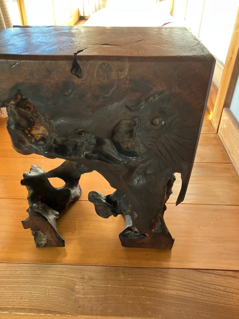 有機的な形状の木製置き台