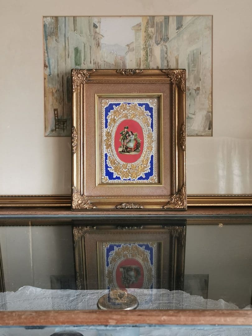 アンティーク 薔薇の花籠を持つカップルと犬 エンボス金彩 麻布ガラス金彩フレーム