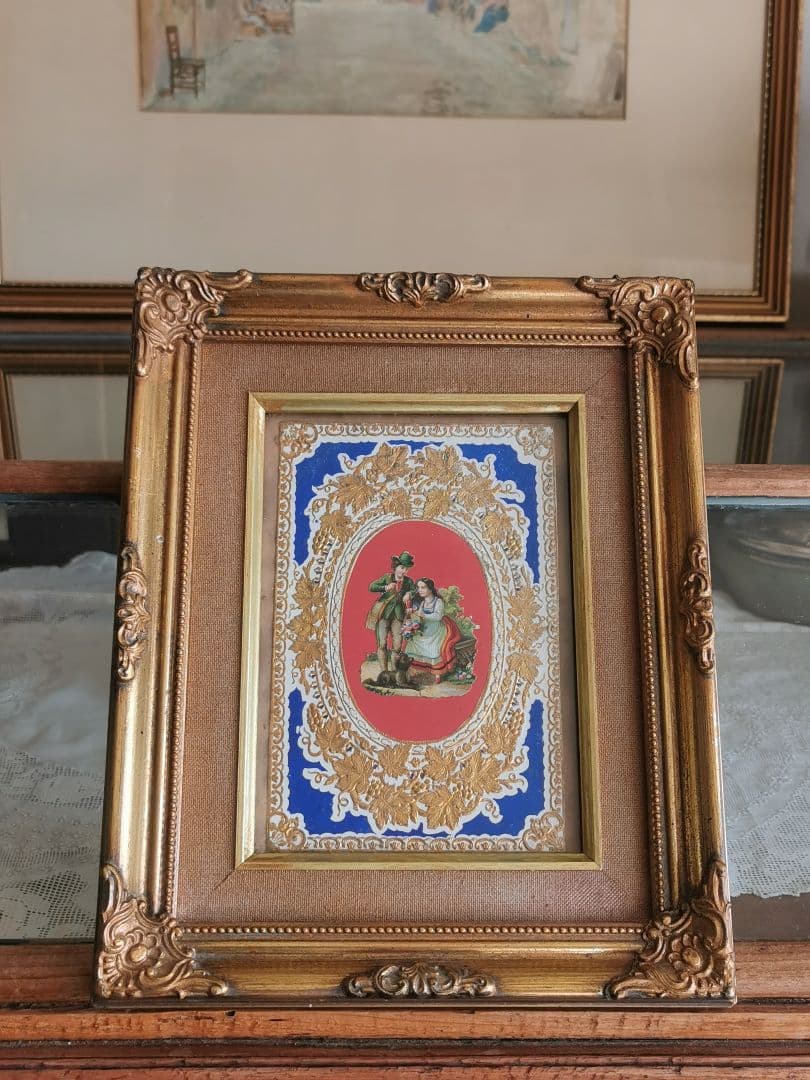 アンティーク 薔薇の花籠を持つカップルと犬 エンボス金彩 麻布ガラス金彩フレーム