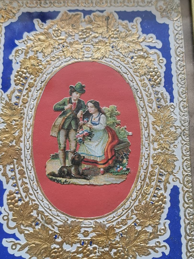 アンティーク 薔薇の花籠を持つカップルと犬 エンボス金彩 麻布ガラス金彩フレーム