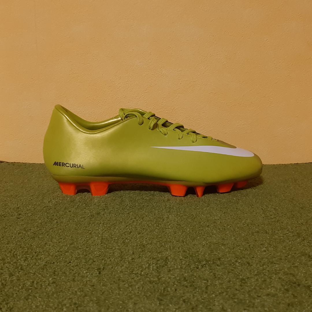 新品 サッカースパイク ナイキ マーキュリアル ミラクル HG 25.5cm