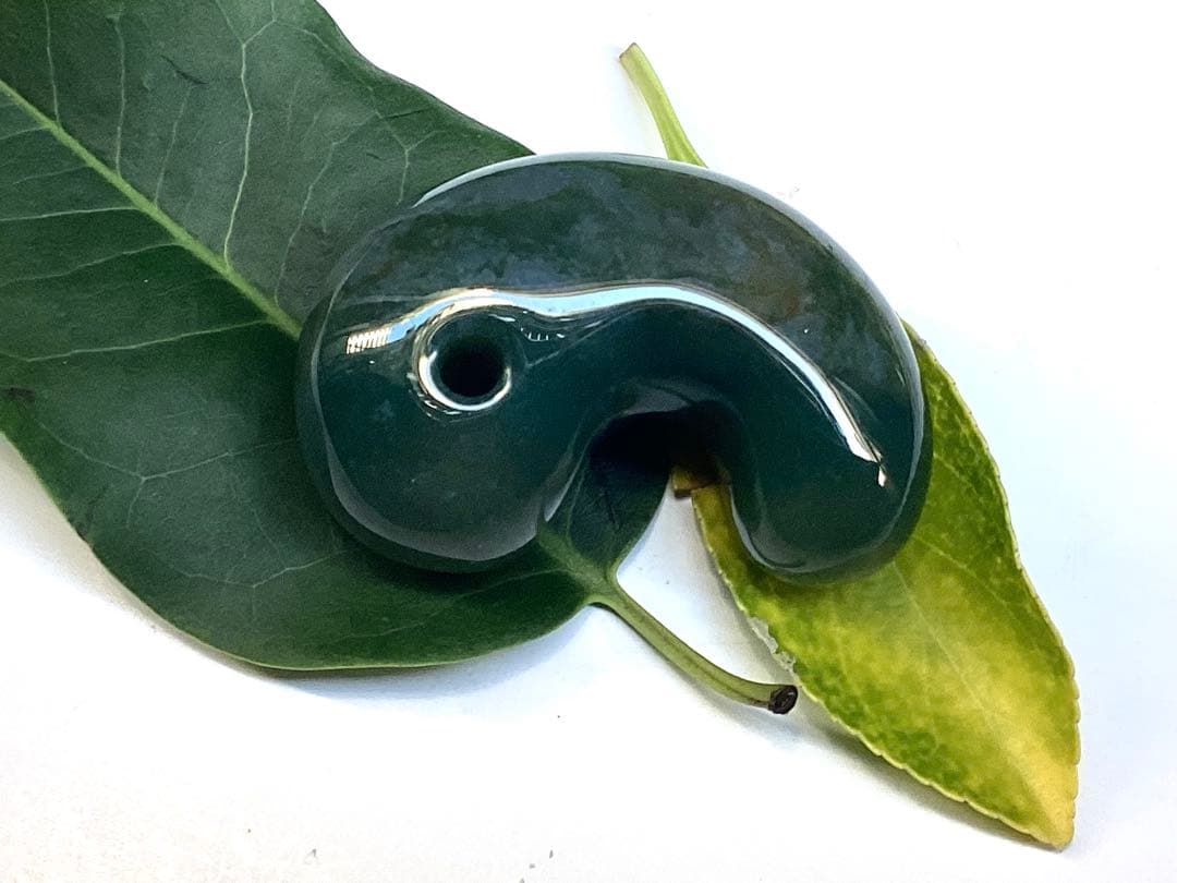 出雲青色*碧玉　入手困難な人気の透かし模様勾玉　幸運導く御守り‼️鑑別書付の本物を