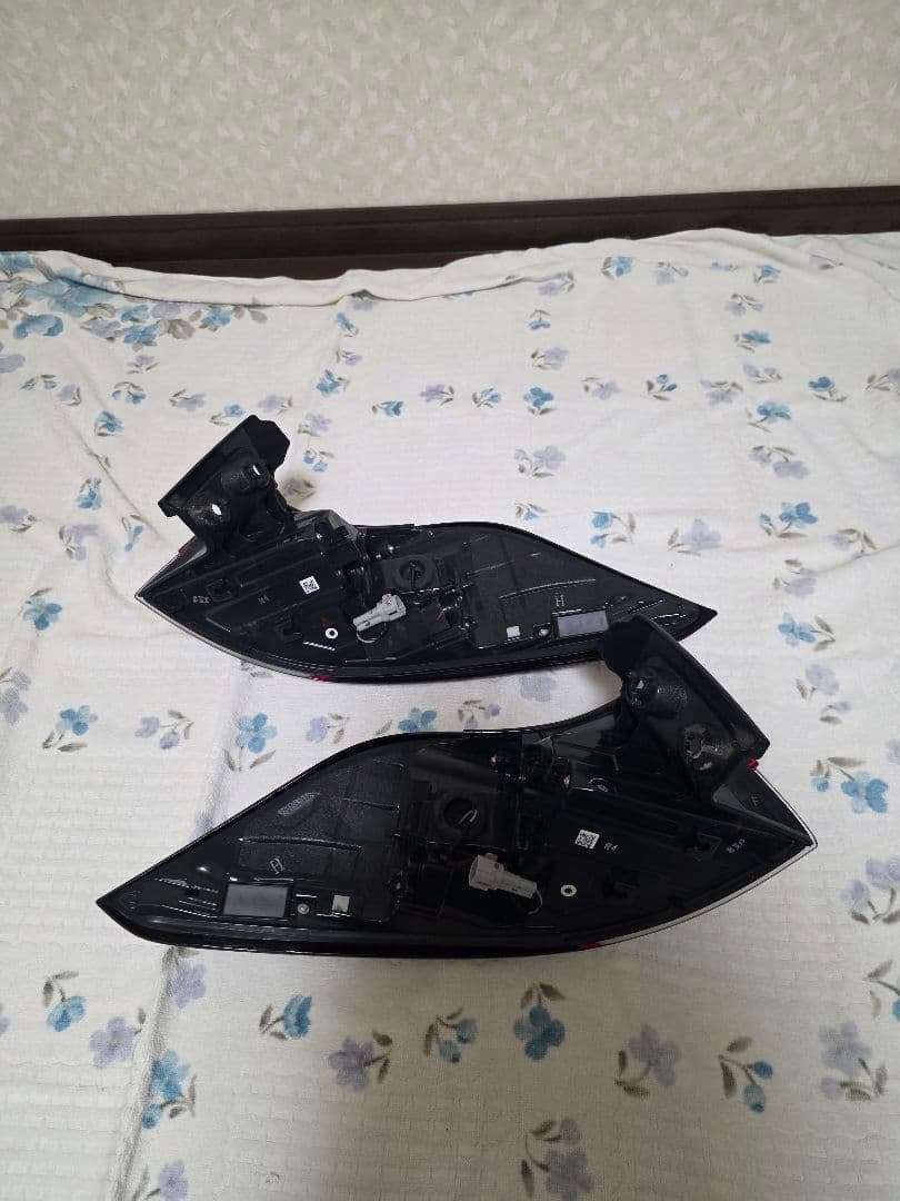 TOYOTA　カローラクロス　テールランプ一式
