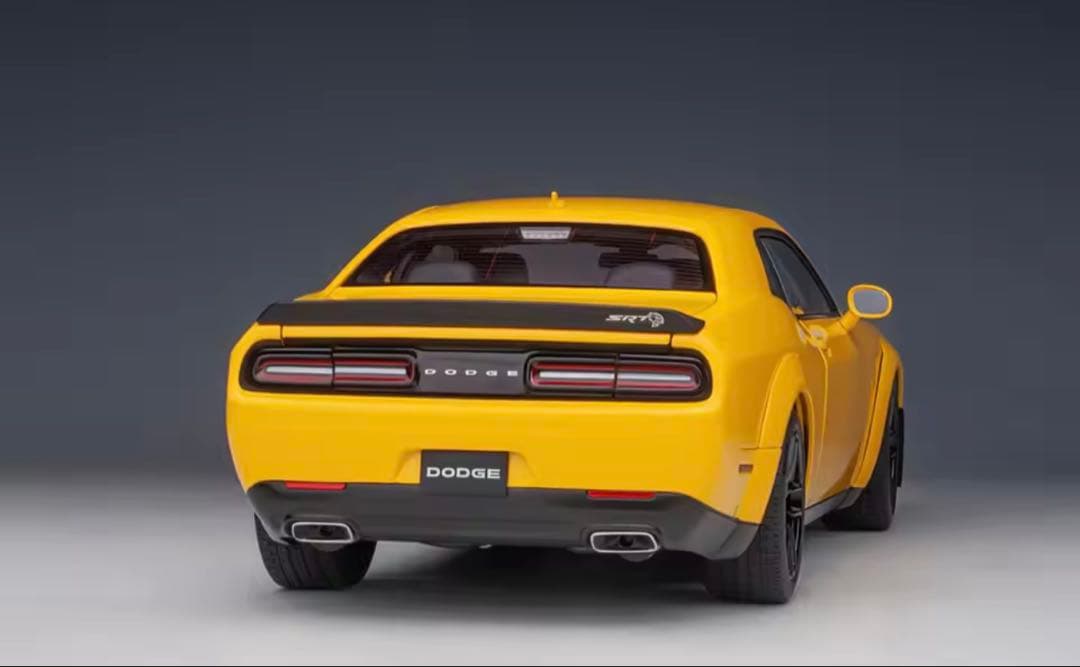 自動車 Dodge Challenger 1:18 diecast model car