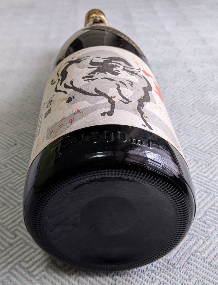 ［28年経過の瓶詰め時熟成10年古酒の貴重な琉球泡盛］43度、1,800ml