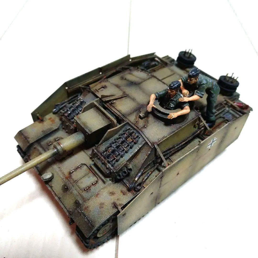 〚塗装済み完成品〛タミヤ　1/35 　ドイツ三号突撃砲 （戦車兵2名付き）