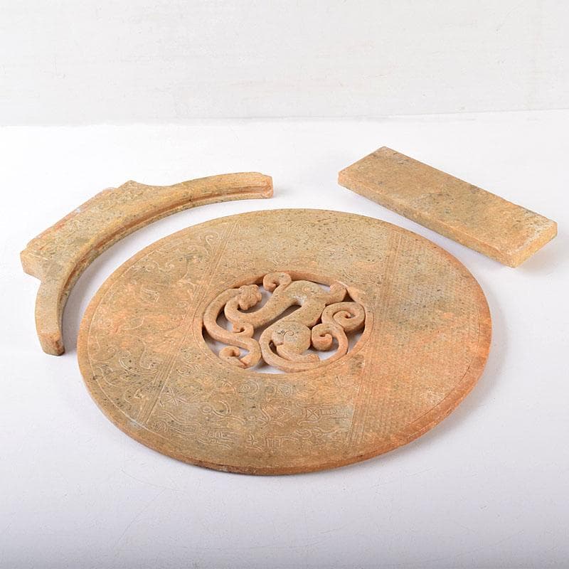 中国　玉石彫刻　神獣透かし彫　玉壁　硯屏　直径28㎝　飾台付　V　8135