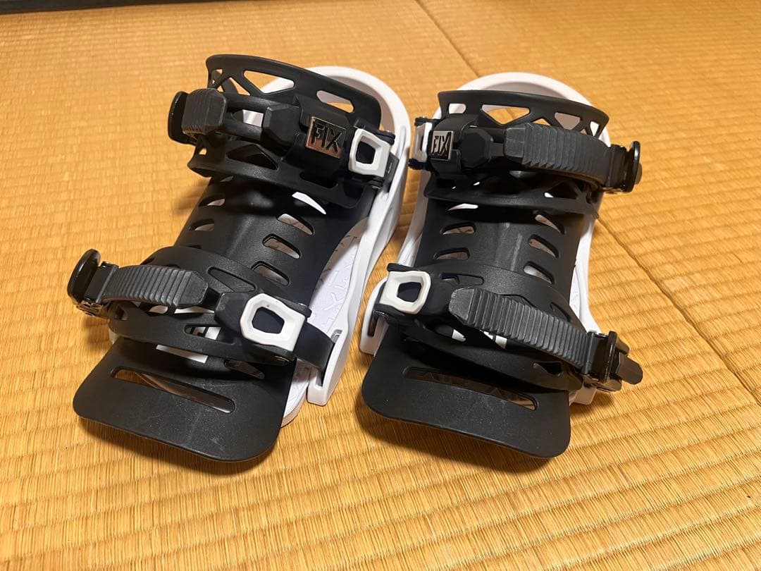 FIXスノーボード バインディング ブラック×ホワイト / ストラップ式 美品