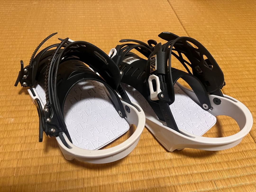 FIXスノーボード バインディング ブラック×ホワイト / ストラップ式 美品