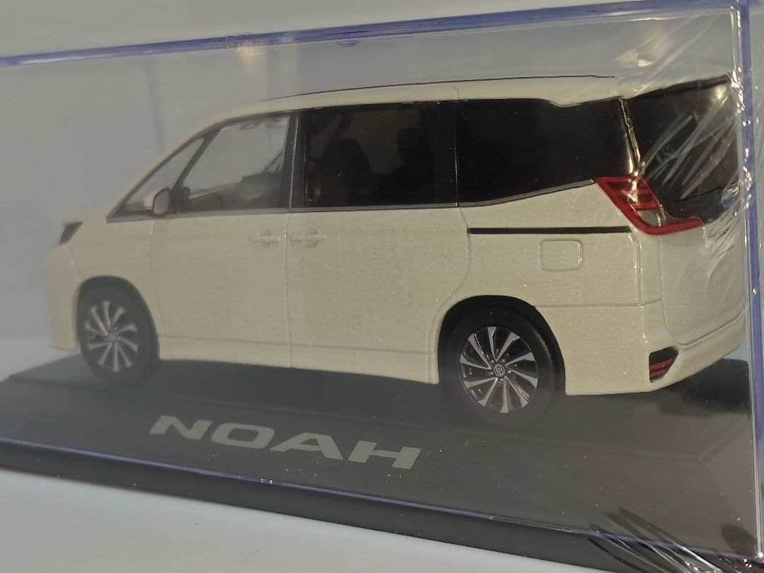トヨタ 新型ノア カラーサンプル ミニカー 90系 パールホワイト 070