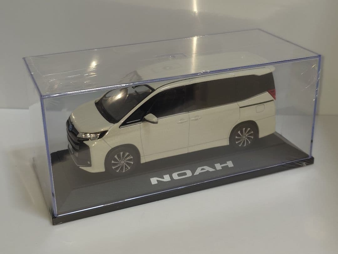 トヨタ 新型ノア カラーサンプル ミニカー 90系 パールホワイト 070
